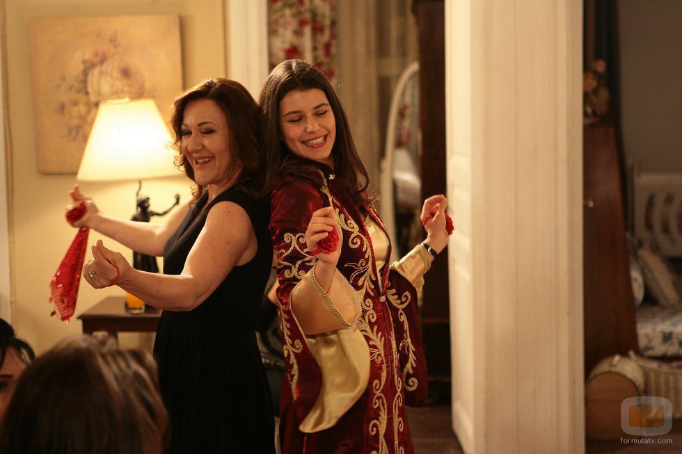 Familiares de Fatmagül celebrando su despedida de soltera durante la segunda temporada de 'Fatmagül'