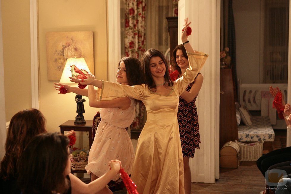 Fatmagül disfrutando de su despedida de soltera durante la segunda temporada de 'Fatmagül'