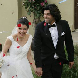 Fatmagül y Kerim saliendo de la iglesia en la segunda temporada de 'Fatmagül'