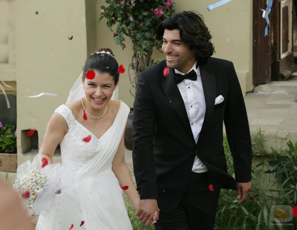Fatmagül y Kerim saliendo de la iglesia en la segunda temporada de 'Fatmagül'