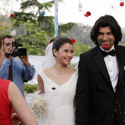 Fatmagül y Kerim saliendo felices de la ceremonia en la segunda temporada de 'Fatmagül'