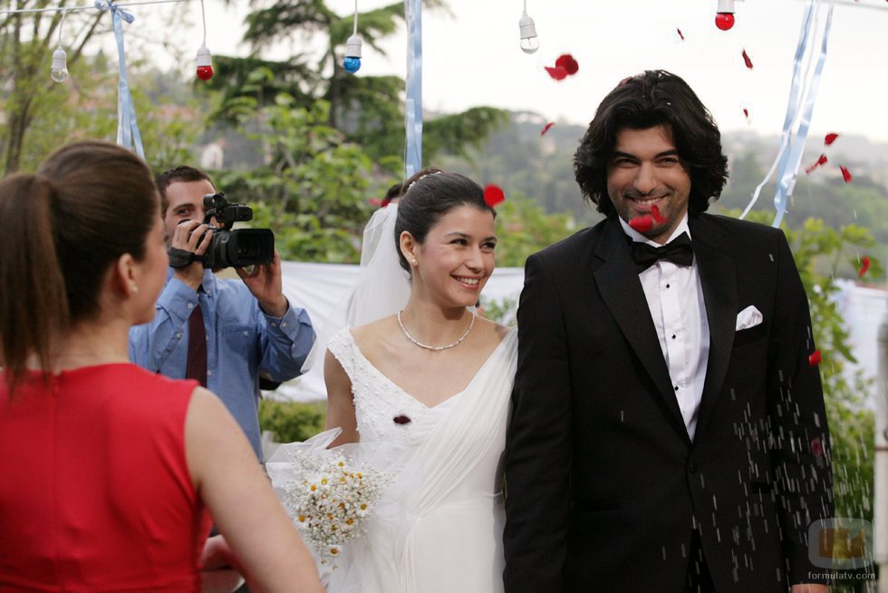 Fatmagül y Kerim saliendo felices de la ceremonia en la segunda temporada de 'Fatmagül'