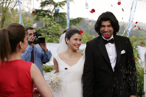 Fatmagül y Kerim saliendo felices de la ceremonia en la segunda temporada de 'Fatmagül'