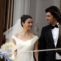 Fatmagül y Kerim saludando a su familia después de casarse en la segunda temporada de 'Fatmagül'
