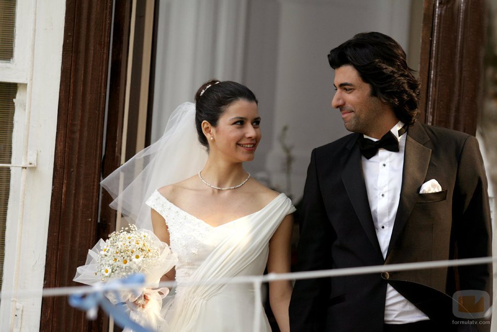 Fatmagül y Kerim saludando a su familia después de casarse en la segunda temporada de 'Fatmagül'