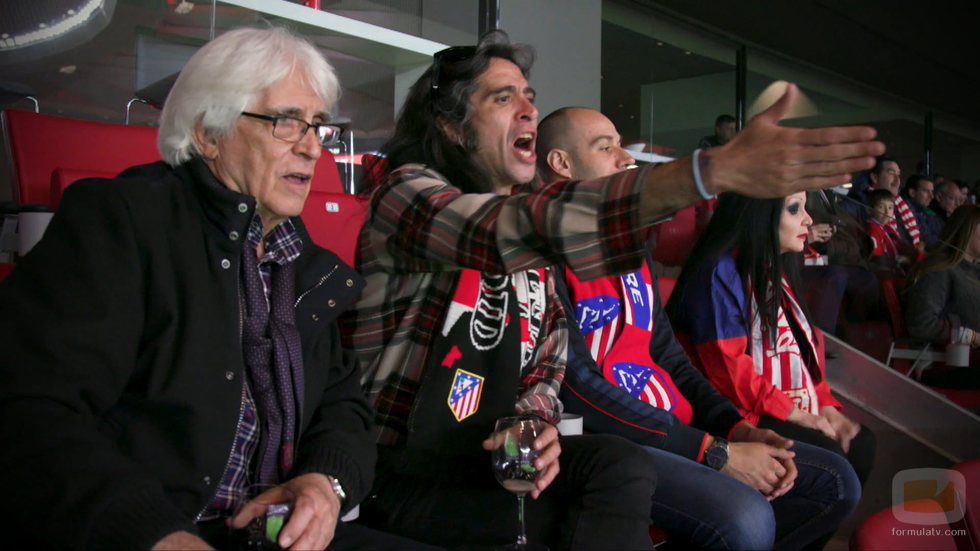 Mario Vaquerizo con su padre en 'Alaska y Mario', en un partido del Atleti