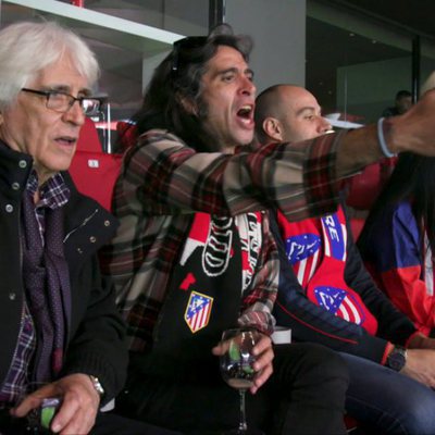 Mario Vaquerizo con su padre en 'Alaska y Mario', en un partido del Atleti