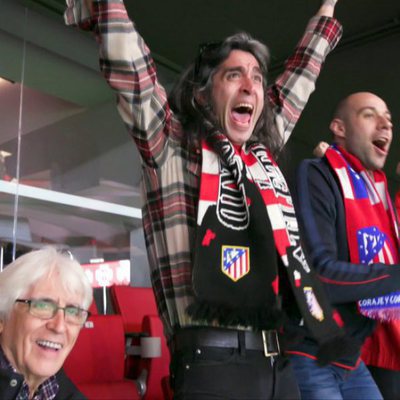 Mario Vaquerizo celebrando un partido de fútbol con su padre en 'Alaska y Mario'
