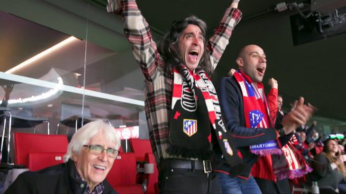 Mario Vaquerizo celebrando un partido de fútbol  con su padre en 'Alaska y Mario'
