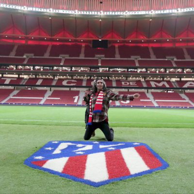 Mario Vaquerizo de rodillas en el partido del Atleti en su programa 'Alaska y Mario'