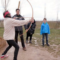Mario Vaquerizo está disparando con un arco en 'Alaska y Mario'