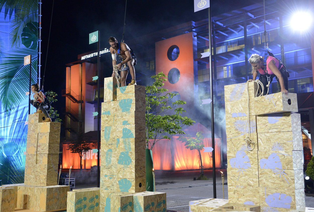 Los finalistas, concentrados en la primera prueba de la gala final de 'Supervivientes 2018'