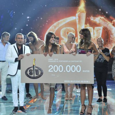 Sofía y Lara Álvarez posan con el cheque del premio en la gala final de 'Supervivientes 2018'
