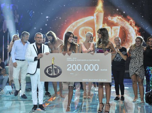 Sofía y Lara Álvarez posan con el cheque del premio en la gala final de 'Supervivientes 2018'