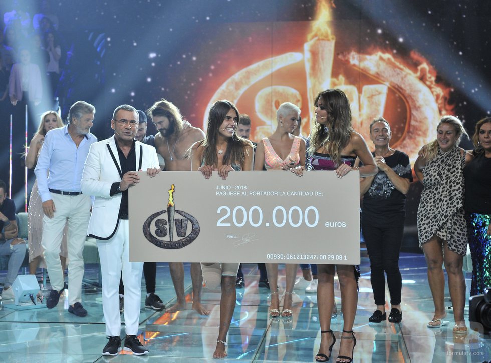 Sofía y Lara Álvarez posan con el cheque del premio en la gala final de 'Supervivientes 2018'