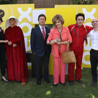 José Antonio Antón y Vane Villar posan junto a los actores de 'Homo Zapping' en la rueda de prensa