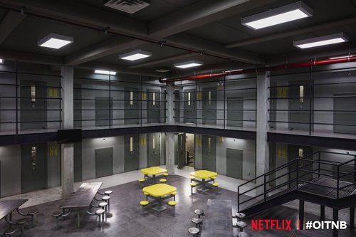 Zona de mesas en el modulo B de la prisión de 'Orange is the New Black' en su sexta temporada