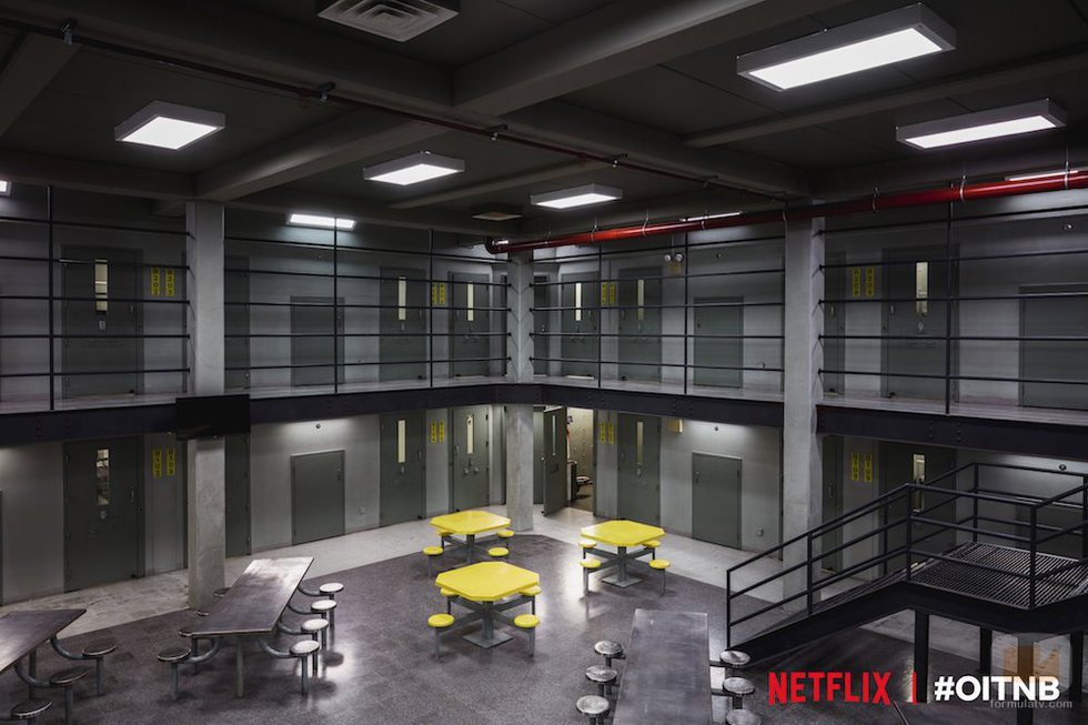 Zona de mesas en el modulo B de la prisión de 'Orange is the New Black' en su sexta temporada