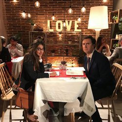 Ana Guerra y Jordi Ríos en un sketch sobre 'First Dates' en 'Homo Zapping'