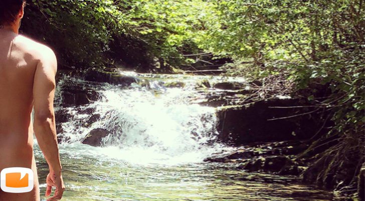 Jon Kortajarena posa desnudo en un río