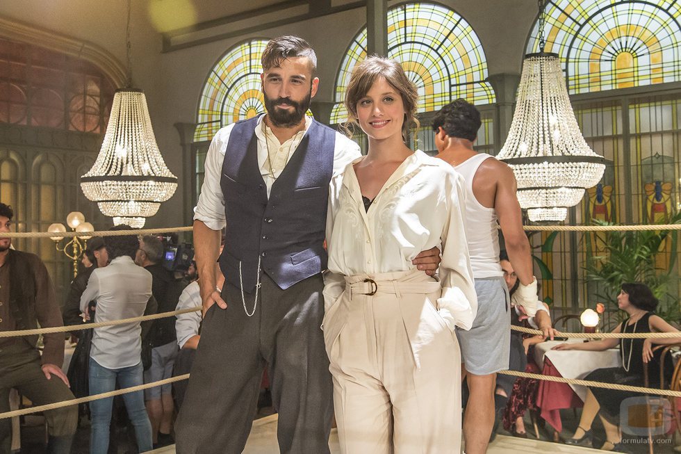 Alex García y Michelle Jenner, protagonistas de 'El Continental'