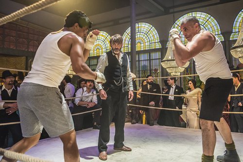 Fernando Tejero como Ramiro arbitrando un combate de boxeo en 'El Continental'