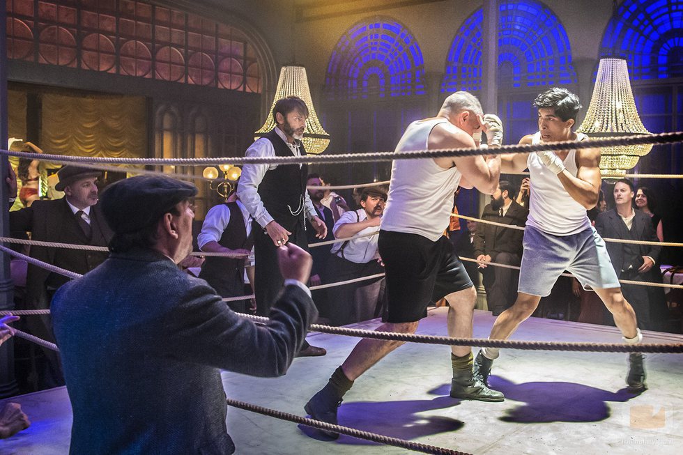 Combate de boxeo arbitrado por Fernando Tejero en la serie 'El Continental'
