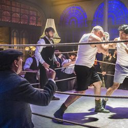 Combate de boxeo arbitrado por Fernando Tejero en la serie 'El Continental'