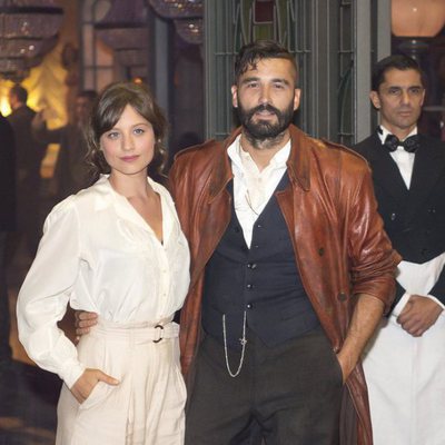 Michelle Jenner y Álex García en 'El Continental'