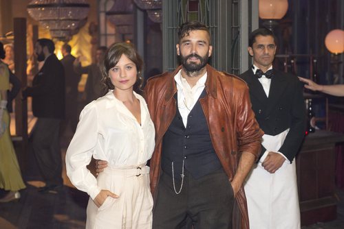 Michelle Jenner y Álex García en 'El Continental'