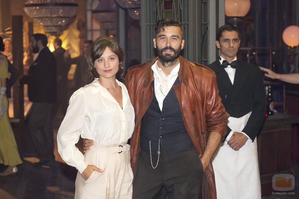 Michelle Jenner y Álex García en 'El Continental'