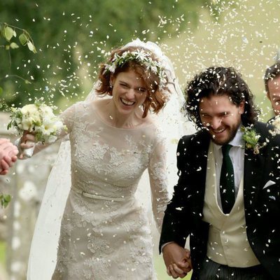 Kit Harington y Rose Leslie, actores de 'Juego de Tronos', sonrientes el día de su boda