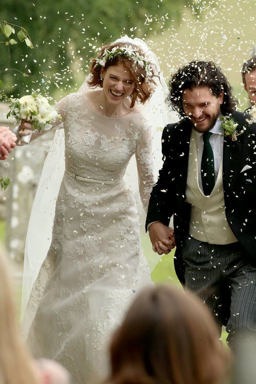 Kit Harington y Rose Leslie, actores de 'Juego de Tronos', sonrientes el día de su boda