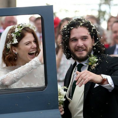 Rose Leslie y Kit Harington, actores de 'Juego de Tronos', junto al coche nupcial