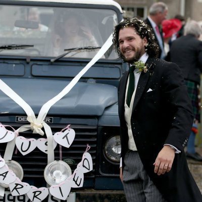 Kit Harington delante del coche nupcial el día de su boda con Rose Leslie