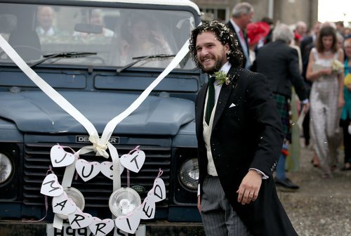 Kit Harington delante del coche nupcial el día de su boda con Rose Leslie