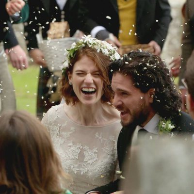 Rose Leslie y Kit Harington, actores de 'Juego de Tronos', bajo los pétalos lanzados por los invitados