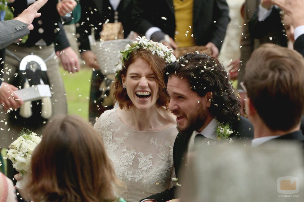 Rose Leslie y Kit Harington, actores de 'Juego de Tronos', bajo los pétalos lanzados por los invitados