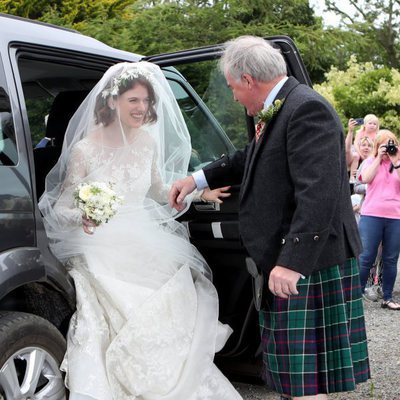 Rose Leslie bajando del coche nupcial el día de su boda con Kit Harington