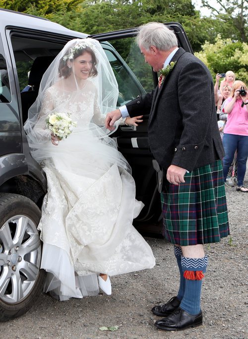 Rose Leslie bajando del coche nupcial el día de su boda con Kit Harington
