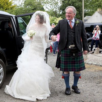 Rose Leslie de la mano con su padre el día de su boda con Kit Harington