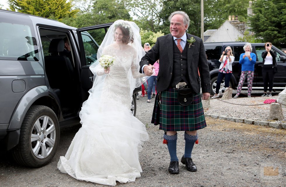 Rose Leslie de la mano con su padre el día de su boda con Kit Harington