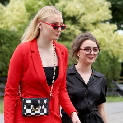 Maisie Williams y Sophie Turner, actrices de 'Juego de Tronos', en la boda de Rose Leslie y Kit Harington