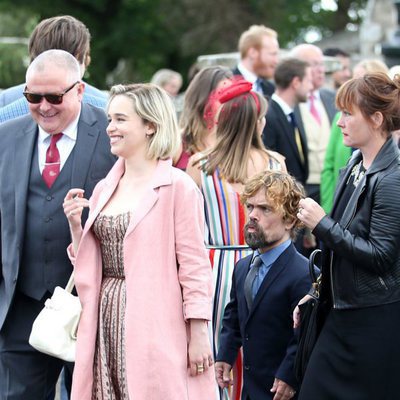 Emilia Clarke y Peter Dinklage en la boda de Rose Leslie y Kit Harington