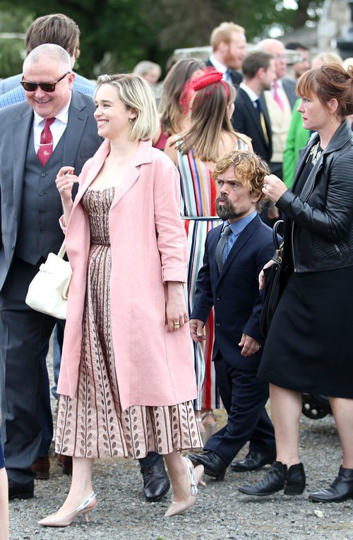 Emilia Clarke y Peter Dinklage en la boda de Rose Leslie y Kit Harington