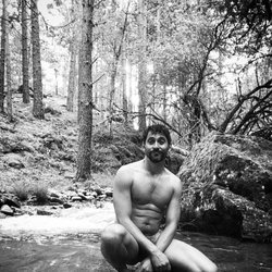 Paco León se desnuda en un río para celebrar la llegada del verano