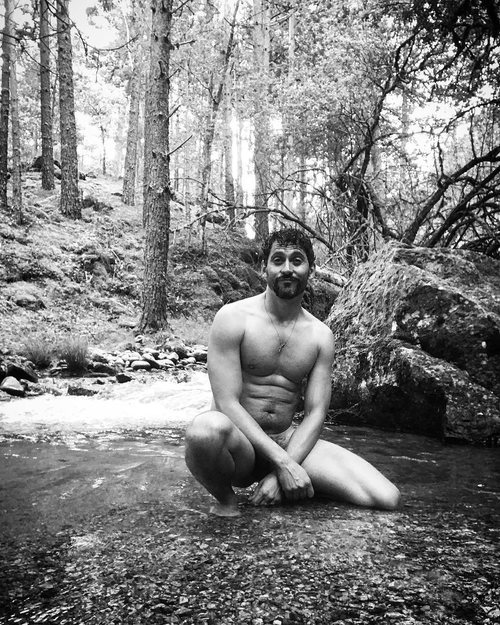 Paco León se desnuda en un río para celebrar la llegada del verano