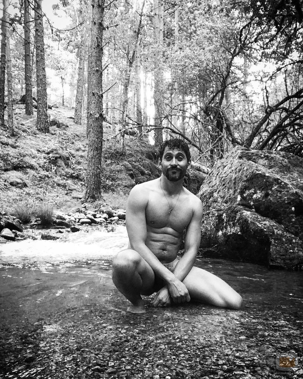 Paco León se desnuda en un río para celebrar la llegada del verano