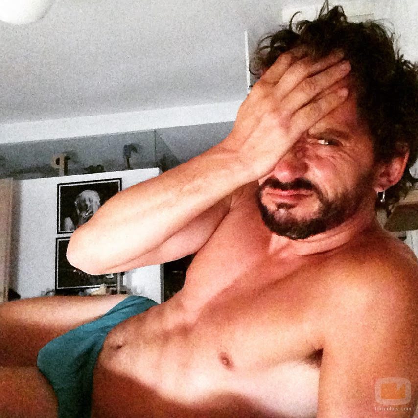Paco León posa en calzoncillos en su cama