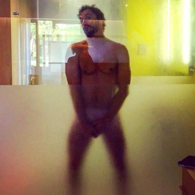 Paco León protagoniza un desnudo integral en la ducha